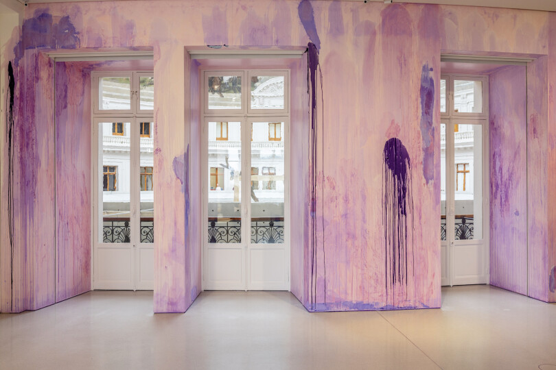 Les matières utilisées par l’artiste Thu-Van Tran dans Pénétrable évoquent l’exploitation du caoutchouc et la guerre au Vietnam.